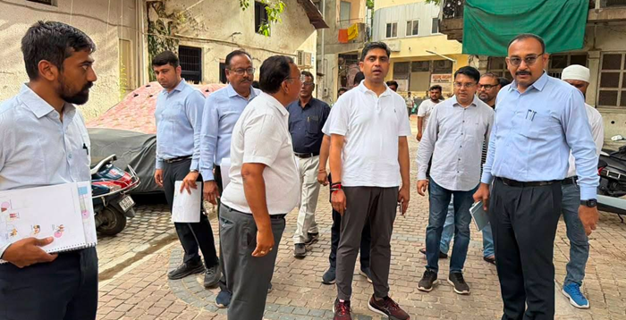 Municipal Commissioner Banchhanidhi Pani reviews Kalupur station area sites